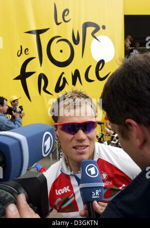 (Afp) - Le norvégien Thor Hushovd de l'équipe cycliste du crédit agricole donne des interviews avant le début de la neuvième étape du Tour de France cycliste à Saint-Léonard-De-Noblat, France, 13 juillet 2004. Le 160.5km longue étape a pris les cyclistes de Saint-Léonard-de-Noblat à Gueret. Banque D'Images