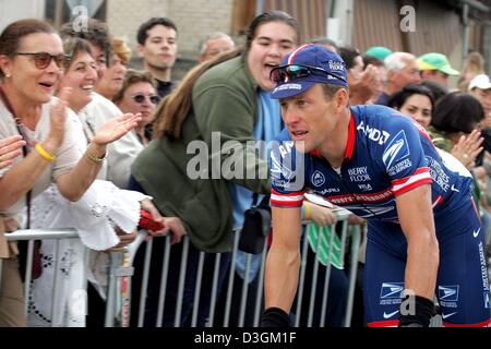 (Afp) - Cinq fois champion du Tour de France Lance Armstrong de l'équipe US Postal tours pour le début de la neuvième étape à Saint-Léonard-de-Noblat, France, 13 juillet 2004. Avec 160,5 km la plus courte étape du Tour, la neuvième étape va prendre les coureurs de Saint- Léonard-de-Noblat à Gueret. Banque D'Images