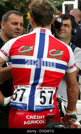 (Afp) - Le norvégien Thor Hushovd de l'équipe cycliste du crédit agricole se prépare pour le début de la neuvième étape du Tour de France cycliste à Saint-Léonard-de-Noblat, France, 13 juillet 2004. Avec 160,5 km c'est la plus courte étape du Tour et prendra les coureurs de Saint- Léonard-de-Noblat à Gueret. Banque D'Images