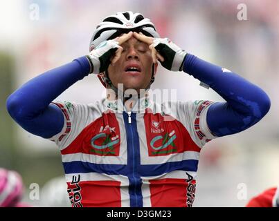 (Afp) - coureur norvégien Thor Hushovd de l'équipe Crédit Agricole a l'air épuisé comme il attrape son souffle après avoir remporté la huitième étape du Tour de France à Quimper, France, le 11 juillet 2004. La scène couvre une distance de 168 km de Lamballe à Quimper. Banque D'Images