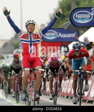 (Afp) - coureur norvégien Thor Hushovd (2e à partir de L) de l'équipe Crédit Agricole étend les bras et des acclamations qu'il remporte la 8e étape du Tour de France à Quimper, France, le 11 juillet 2004. Hushovd a remporté l'avant de l'équipe T-Mobile de Kim Kirchen (R) du Luxembourg, cycliste Allemand Erik Zabel (2e à partir de R) et Andreas Kloeden (L) qui a pris la cinquième place. La scène couvre une distance de 168 km de Banque D'Images