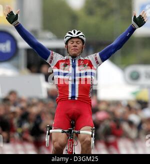 (Afp) - coureur norvégien Thor Hushovd de l'équipe Crédit Agricole étend les bras et des acclamations qu'il remporte la 8e étape du Tour de France à Quimper, France, le 11 juillet 2004. La scène couvre une distance de 168 km de Lamballe à Quimper. Banque D'Images