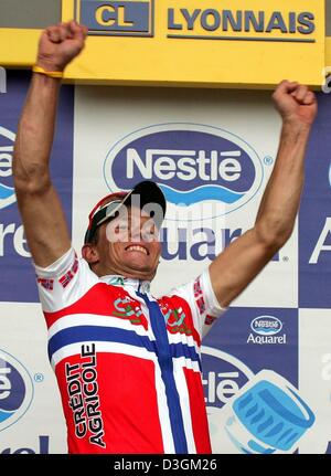 (Afp) - coureur norvégien Thor Hushovd de l'équipe Crédit Agricole des gestes et des sourires Après avoir remporté la huitième étape du Tour de France à Quimper, France, le 11 juillet 2004. La scène couvre une distance de 168 km de Lamballe à Quimper. Banque D'Images