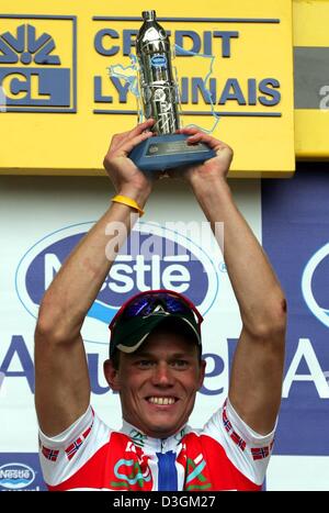 (Afp) - coureur norvégien Thor Hushovd de l'équipe Credit Agricole sourit comme il détient le trophée dans ses mains après avoir remporté la huitième étape du Tour de France à Quimper, France, le 11 juillet 2004. La scène couvre une distance de 168 km de Lamballe à Quimper. Banque D'Images