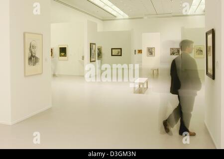 (Afp) - Un visiteur regarde une peinture à l''Sprengel Picasso Exposition au Musée Sprengel de Hanovre, Allemagne, 25 juin 2004. L'exposition, qui comprend des peintures à l'huile, gouaches, aquarelles, ainsi que des dessins et sculptures de Pablo Picasso, se tient jusqu'au 19 septembre 2004. Banque D'Images