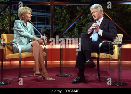 (Afp) - Le président Bill Clinton (R) des gestes aussi il parle de la télévision au cours d'un talk-show organisé par la télévision allemande Sabine Christiansen présentateur à Berlin, le 11 juillet 2004. Les 57 ans de l'ex-Président a présenté son autobiographie "ma vie" et a parlé de sa vie après sa présidence. ATTENTION : CURRENT NEWS SERVICES dehors Banque D'Images