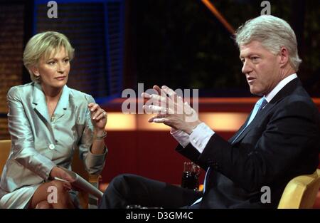 (Afp) - Le président Bill Clinton (R) des gestes aussi il parle de la télévision au cours d'un talk-show organisé par la télévision allemande Sabine Christiansen présentateur à Berlin, le 11 juillet 2004. Les 57 ans de l'ex-Président a présenté son autobiographie "ma vie" et a parlé de sa vie après sa présidence. ATTENTION : CURRENT NEWS SERVICES dehors Banque D'Images