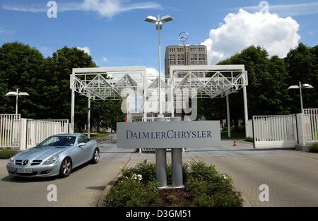 (Afp) - une vue sur le siège de DaimlerChrysler à Stuttgart-Moehringen, Allemagne, 12 juillet 2004. Le conseil d'administration de DaimlerChrysler est de faire des observations au cours d'une conférence de presse le lundi 12 juillet 2004, sur les conflits en cours entre le comité d'entreprise et de la gestion concernant les programmes de réduction des coûts. Banque D'Images