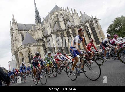 (Afp) - Col cycliste par la cathédrale d'Amiens peu après le début au cours de la cinquième étape du Tour de France cycliste, 8 juillet 2004. Le 200.5Km de long cinquième étape du Tour de France le mène les cyclistes de Amiens à Chartres. Banque D'Images