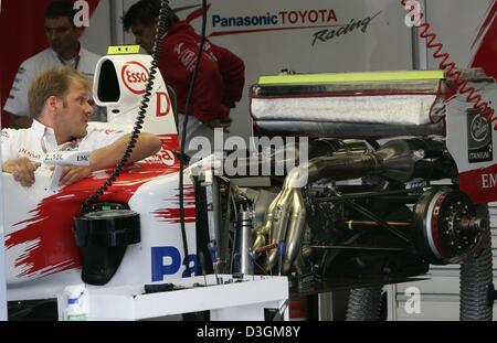 (Afp) - Le moteur d'une voiture de course de Formule 1 Toyota est en marche dans un garage sur le Silverstone race course à Silverstone, en Grande-Bretagne, le jeudi 8 juillet 2004. Ralf Schumacher se joindra à la Cologne, Allemagne équipe basée, dans la prochaine saison de course. Le frère du champion de Formule 1 Michael Schumacher, qui est actuellement sous contrat avec BMW-Williams et soins infirmiers est une blessure d'un c Banque D'Images