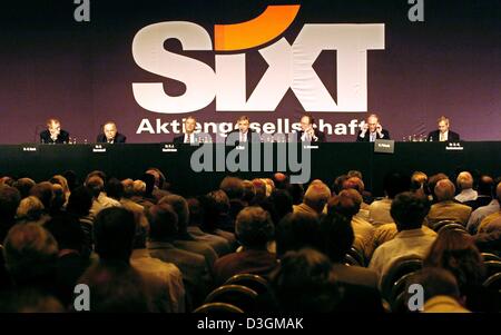 (Afp) - Erich Sixt (C), président de la compagnie de location de voiture Sixt AG, parle au cours de l'assemblée générale de l'entreprise à Munich, Allemagne, le 8 juillet 2004. Banque D'Images