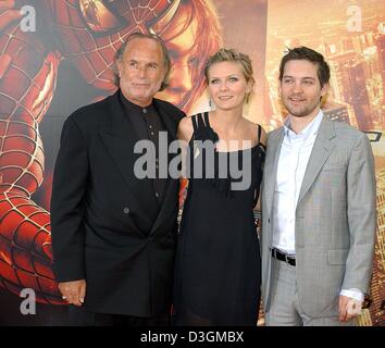 (Afp) - producteur de film Avi Arad (L) et acteurs américains Tobey Maguire et Kirsten Dunst poser pour les photographes de la première européenne de Spider Man 2' dans lequel ils jouent les premiers rôles, à Berlin, Allemagne, 6 juillet 2004. L'intrigue s'articule autour de photographe Peter Parker qui veut se débarrasser de son alter ego "une araignée Man' pour vivre une vie normale et d'avoir plus de temps pour son girlfrie Banque D'Images