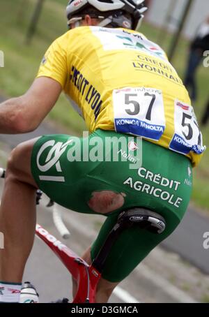 (Afp) - le cycliste norvégien Thor Hushovd de l'équipe Crédit Agricole, qui porte le maillot jaune de leader au classement général, la lutte après un crash lors de la troisième étape du Tour de France près de Waterloo, Belgique, le 6 juillet 2004. La troisième et 210km longue étape du 91ème Tour de France cycliste a pris les cyclistes de Waterloo à Wasquehal, France. Hushovd a perdu le maillot jaune après t Banque D'Images