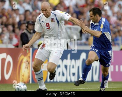 (Afp) - le défenseur grec Mihalis Kapsis (R) attaque l'avant tchèque Jan Koller qui a le contrôle de la balle au cours de la demi-finale de l'Euro 2004 de football opposant la Grèce et la République tchèque à Porto, Portugal, 1 juillet 2004. Au final, la Grèce a gagné le match 1-0 avec un but en argent pendant plus de temps et s'est qualifié pour la finale de l'Euro 2004 contre le Portugal, tandis que la République tchèque était el Banque D'Images