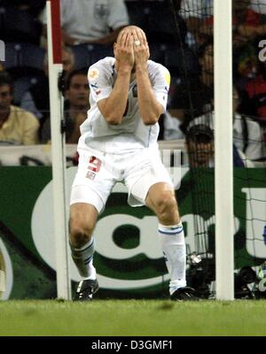 (Afp) - l'avant tchèque Jan Koller couvre son visage avec ses mains après une missde chance de marquer un but lors de la demi-finale de l'Euro 2004 de football opposant la Grèce et la République tchèque à Porto, Portugal, 01 juillet 2004. En fin de compte, la République tchèque a perdu le match par un score de 0-1 au cours du temps et a été éliminé du tournoi, tandis que la Grèce qualifiée pour la finale de l'Euro 2004 pla Banque D'Images