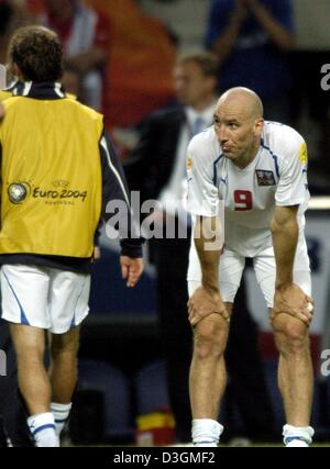 (Afp) - l'avant tchèque Jan Koller revient déçu ses mains sur ses genoux après la demi-finale de l'Euro 2004 de football opposant la Grèce et la République tchèque à Porto, Portugal, 01 juillet 2004. En fin de compte, la République tchèque a perdu le match par un score de 0-1 au cours du temps et a été éliminé du tournoi, tandis que la Grèce qualifiée pour la lecture finale de l'Euro 2004 contre le Portugal.  + + + N Banque D'Images