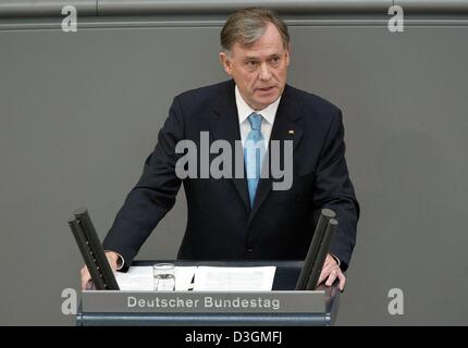 (Afp) - Après avoir été assermenté comme président allemand Horst Koehler prononce un discours à la Bundestag allemand à Berlin, le jeudi, 01 juillet 2004. Koehler est le 9e président de la République Fédérale Allemande et suit Président sortant Johannes Rau. Banque D'Images