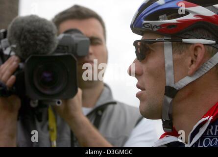 (Dpa) - US cycliste Lance Armstrong (R) de l'équipe US Postal Service parle aux membres de la presse avant le début de sa formation à Liège, Belgique, 02 juillet 2004. Armstrong a pour objectif de gagner la course pour la sixième fois dans l'ensemble. Le Tour de France cycliste démarre à Liège le 03 juillet 2004. Banque D'Images