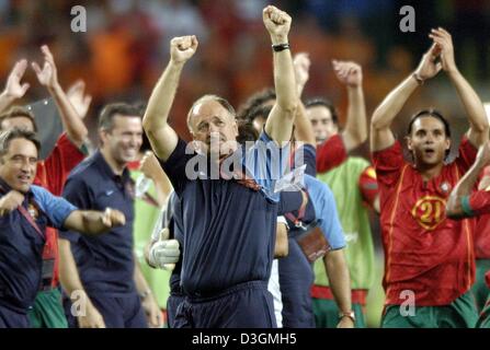 (Afp) - L'entraîneur de soccer national du Portugal, Luis Felipe Scolari, du Brésil (C) et de ses assistants et des joueurs (arrière-plan) cheer après l'Euro 2004 demi-finale contre le Portugal et les Pays-Bas à Lisbonne, Portugal, 30 juin 2004. Le Portugal a éliminé les Pays-Bas avec un gain de 2 à 1, la réalisation de sa toute première qualification pour la finale européenne.  + + +PAS D'APPLICATIONS MOBILES  + + + Banque D'Images