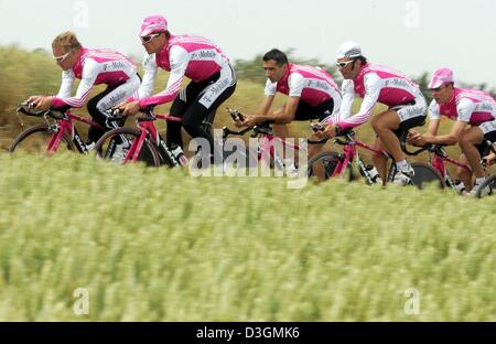 (Afp) - le cycliste allemand Jan Ullrich de T-Mobile team chevauche son location rejoint par ses coéquipiers (L-R) l'Allemand Matthias Kessler, les Italiens Giuseppe Guerini et Daniele Nardello et l'Allemand Erik Zabel lors d'une session de formation à Cambrai, France, le mercredi 30 juin 2004. Le plus grand événement cycliste, le Tour de France, va commencer par un prologue le samedi dans le Moniteur Belge Banque D'Images