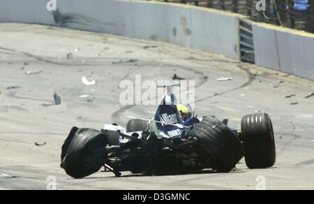 (Afp) - L'allemand Ralf Schumacher pilote de formule un est assis dans sa voiture de course endommagés après son accident au cours de Grand Prix des Etats-Unis sur le circuit de course à Indianapolis, USA, 20 juin 2004. Le pilote Williams-BMW Ralf Schumacher ne sera pas en course ce week-end du Grand Prix de France et devra se reposer pendant 8 à 12 semaines après son accident de l'horreur Grand Prix des Etats-Unis, l'allemand Willi gestionnaire de site Web Banque D'Images