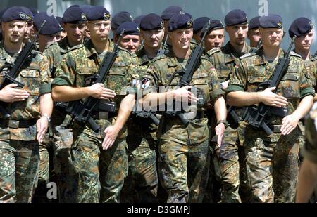(Afp) - Des soldats de la brigade franco-allemande commune sous forme de groupe lors d'une cérémonie d'adieux avec honneurs militaires à la caserne à Muellheim Robert-Schuman, Allemagne, lundi 28 juin 2004. Autour de 1 000 soldats de la brigade sont envoyer en Afghanistan où ils vont être déployés dans la capitale afghane de Kaboul pour une période de six mois à compter de la mi-juillet. E Banque D'Images