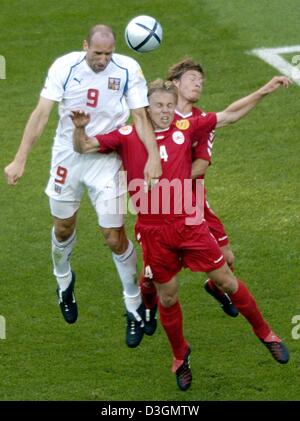 (Afp) - l'avant tchèque Jan Koller (L) et les joueurs danois Martin Laursen (no. 4) et Thomas Helveg (R) sont en direction de la balle au cours de l'Euro 2004 Football match de quart de finale contre la République tchèque et le Danemark au stade Dragao à Porto, Portugal, 27 juin 2004. Tchèquia élimine le Danemark en gagnant 3-0.  + + + PAS D'APPLICATIONS DE TÉLÉPHONIE MOBILE  + + + Banque D'Images