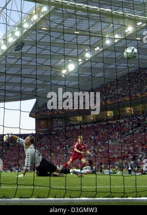 (Afp) - l'avant tchèque Milan Baros (R, sur le terrain) le plomb 3-0 passé défenseur danois Martin Laursen (arrière, 2e de r) et le gardien de but Thomas Soerensen (avant) au cours de l'Euro 2004 Football match de quart de finale contre la République tchèque et le Danemark au stade Dragao à Porto, Portugal, 27 juin 2004. Tchèquia élimine le Danemark en gagnant 3-0.  + + + PAS D'APPLICATIONS DE TÉLÉPHONIE MOBILE  + + + Banque D'Images