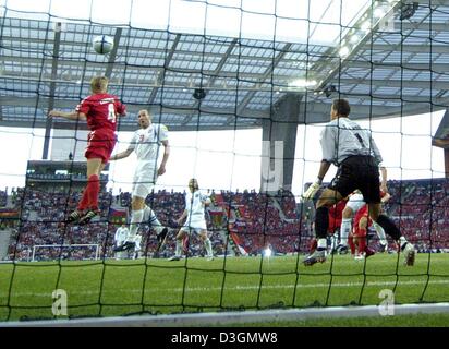 (Afp) - l'avant tchèque Jan Koller (2e à partir de L) ouvre le score avec un en-tête au cours de l'Euro 2004 Football match de quart de finale contre la République tchèque et le Danemark au stade Dragao à Porto, Portugal, 27 juin 2004. Défenseur du Danemark Martin Laursen (L) et le gardien de but Thomas Soerensen n'ont aucune chance. Tchèquia élimine le Danemark en gagnant 3-0.  + + + PAS D'APPLICATIONS DE TÉLÉPHONIE MOBILE  + + + Banque D'Images