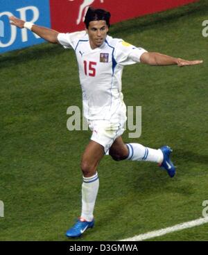 (Afp) - l'avant tchèque Milan Baros cheers après avoir marqué le 2-0 lors du quart de finale de l'Euro 2004 Football match opposant la République tchèque et le Danemark au stade Dragao à Porto, Portugal, 27 juin 2004. Tchèquia élimine le Danemark en gagnant 3-0.  + + + PAS D'APPLICATIONS DE TÉLÉPHONIE MOBILE  + + + Banque D'Images