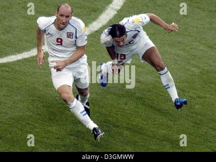 (Afp) - l'avant tchèque Jan Koller (L) et son coéquipier Milan Baros cheer après Koller a ouvert le score au cours de l'Euro 2004 Football match de quart de finale contre la République tchèque et le Danemark au stade Dragao à Porto, Portugal, 27 juin 2004. Tchèquia élimine le Danemark en gagnant 3-0.  + + + PAS D'APPLICATIONS DE TÉLÉPHONIE MOBILE  + + + Banque D'Images