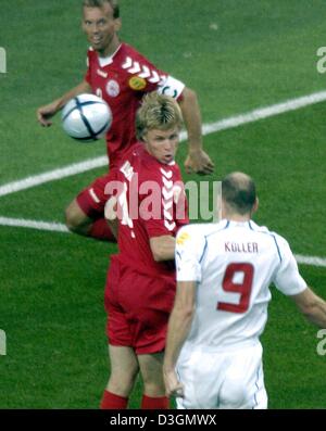 (Afp) - l'avant tchèque Jan Koller (R) ouvre le score avec un en-tête au cours de l'Euro 2004 Football match de quart de finale contre la République tchèque et le Danemark au stade Dragao à Porto, Portugal, 27 juin 2004. Les défenseurs du Danemark Martin Laursen (C) et René Henriksen (arrière) n'ont aucune chance. Tchèquia élimine le Danemark en gagnant 3-0.  + + + PAS D'APPLICATIONS DE TÉLÉPHONIE MOBILE  + + + Banque D'Images