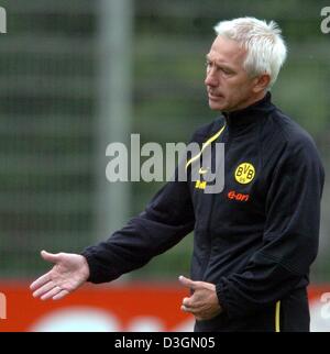 (Afp) - Le nouveau entraîneur de football Dortmund Bert Van Marwijk gestes durant une session de formation de la Bundesliga soccer club Borussia Dortmund à Dortmund, en Allemagne, vendredi, 25 juin 2004. Van Marwijk a pris la relève de l'entraîneur de football Matthias Sammer qui a été mis à pied pendant les vacances d'été. Banque D'Images