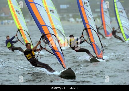 (Afp) - Les concurrents de la course de classe olympique Mistral événement surf près de Kiel, Allemagne, 24 juin 2004. Autour de 5 000 marins de 50 pays participent cette année à la Semaine de Kiel régates qui durera jusqu'au dimanche 27 juin 2004. Banque D'Images