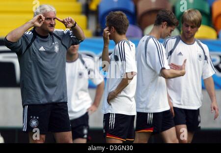 (Afp) - Rudi Voeller (L), l'entraîneur-chef de l'équipe nationale de football allemande, les gestes qu'il parle aux humains Philipp Lahm (C) pendant une session de formation au Stade José Alvalade à Lisbonne, Portugal, 22 juin 2004. C'était la dernière séance de formation avant que l'Allemagne est décisif et final Euro 2004 GROUPE D match contre la République tchèque qui aura lieu au stade le mercredi 23 Banque D'Images