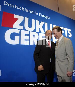 (Afp) - Le président du SPD, Franz Müntefering (R), se tenir à côté du candidat du SPD au Parlement Européen Martin Schulz sur le podium après les élections au Parlement européen de Berlin, 13 juin 2004. Les élections pour le Parlement européen et les élections régionales dans l'Est de l'état allemand de Thuringe en tête de l'ordre. Schroeder Parti Social-démocrate (SPD) a été hum Banque D'Images