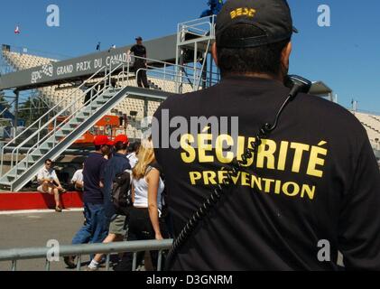 (Afp) - Un agent de sécurité garde l'entrée du domaine de l'équipe et le paddock lors de la traditionnelle journée portes ouvertes, permettant aux visiteurs, fans et spectateurs de visiter les stands et de marcher sur la piste de course de Formule Un à Montréal, Canada, 10 juin 2004. Le Grand Prix du Canada va avoir lieu le dimanche, 13 juin 2004. Banque D'Images