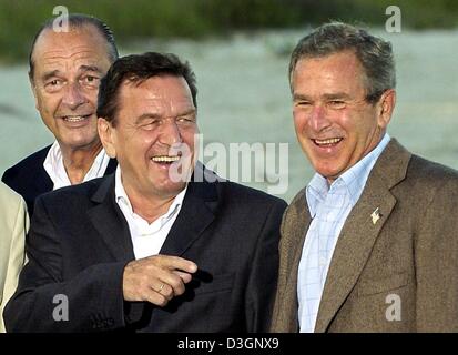 (Afp) - Les membres du G8 (à partir de L) Le président français Jacques Chirac, le chancelier allemand Gerhard Schroeder et le président américain George Bush sourire et discuter avec eux au cours de la première journée du Sommet du G8 à Sea Island, Géorgie, USA, 9 juin 2004. Pour les trois prochains jours les dirigeants des principaux pays développés vont débattre de questions politiques et questions concernent Banque D'Images