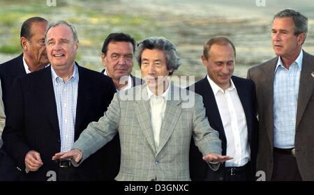 (Afp) - Les membres du G8 (à partir de L) Le président français Jacques Chirac, le Premier ministre canadien Paul Martin, le chancelier allemand Gerhard Schröder, le Premier ministre japonais Junichiro Koizumi, le président russe Vladimir Poutine et le président américain George Bush se tenir ensemble pour une photo de groupe lors de la première journée du Sommet du G8 à Sea Island, Géorgie, USA, 9 juin 2004. Pour les résid Banque D'Images