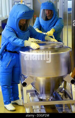 (Afp) - Deux employés de porter des vêtements de travail sur une production de la compagnie pharmaceutique Salutas Pharma, filiale de l'Hexal groupe, en Barleben, Allemagne, 15 janvier 2004. Salutas Pharma pour le portefeuille de produits comprend les produits pharmaceutiques hautement sensibles tels que les hormones, anti-hormones et médicaments cytostatiques, qui sont utilisés pour le traitement du cancer. La société emploie 960 sta Banque D'Images