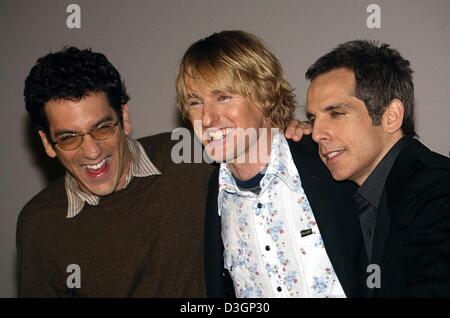 (Afp) - Le réalisateur Todd Phillips (L) pose avec son étoile, Owen Wilson et Ben Stiller (R) sur scène lors de la première de leur film 'Starsky & Hutch' dans Munich, le 9 mars 2004. Owen et Stiller jouer la Conférence duo Ken Hutchinson et David Starsky dans le remake de la célèbre série télévisée des années 70. Banque D'Images