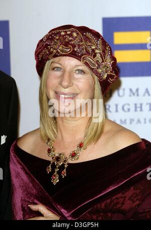 (Afp) - la star hollywoodienne Barbra Streisand sourit à son arrivée à la campagne des droits de l'Awards à Los Angeles, USA, 7 mars 2004. Banque D'Images