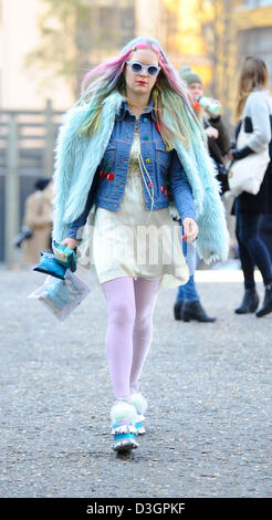 Londres, Royaume-Uni. 19 février 2013. Habillé de façon appropriée les tourner jusqu'à la Tate Modern de Londres fashion week. Credit : Euan Cherry / Alamy Live News Banque D'Images