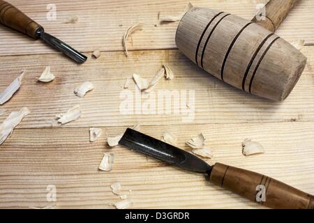 Outils de menuisier,marteau et burin sur fond de table en bois Banque D'Images