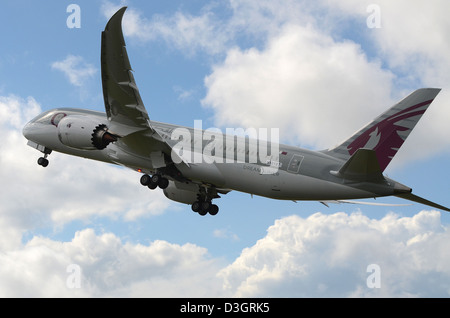 Boeing 787 Dreamliner jet Airliner avion de ligne N10187 aux couleurs de Qatar Airways décollant à Farnborough. Essai avion volant de marque neuve Banque D'Images