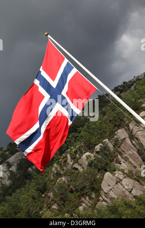 Pavillon de la Norvège - symbole national avec la nature en arrière-plan. Banque D'Images