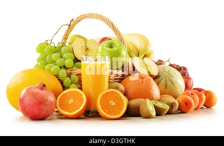 La composition avec fruits assortis dans panier en osier isolated on white Banque D'Images