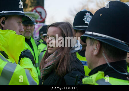 Cambridge, UK. 19 février 2013. Escorte de police un ticket titulaire à la Cambridge Union fasciste où Marine Le Penn est de donner un discours. Credit : martyn wheatley / Alamy Live News Banque D'Images