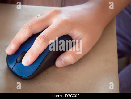 Asian prise sur ordinateur de contrôle de la souris sans fil Banque D'Images