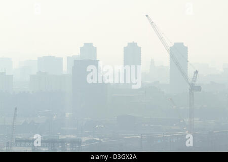 Stratford, London, UK. 19 février 2013. Le Parc olympique et le centre-ville de Londres se prélasser sous un soleil voilé. Credit : amer ghazzal / Alamy Live News Banque D'Images